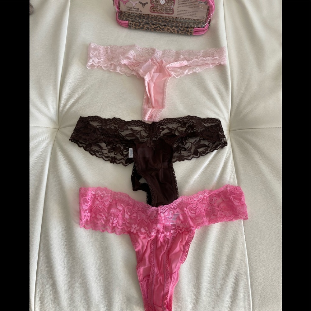 Set of 3 lace thongs in the box.
